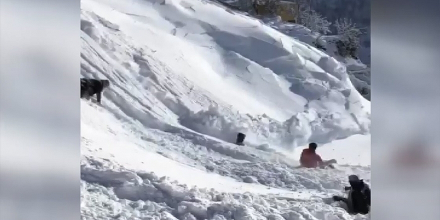 Bingöl'de Düşen Kar Kütlesi Kızak Kayan Çocukları Korkuttu