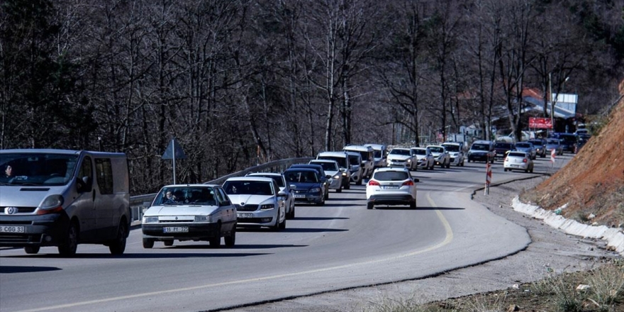 Uludağ'a Araç Kuyruğu Şehir Merkezine Kadar Uzadı