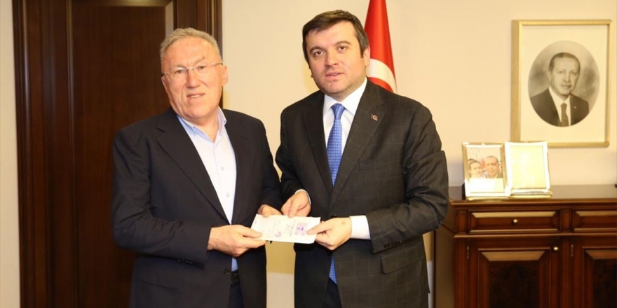 Japonya'da Öğrenciler, Depremzedeler İçin Topladıkları Parayı Büyükelçiliğin Posta Kutusuna Bıraktı