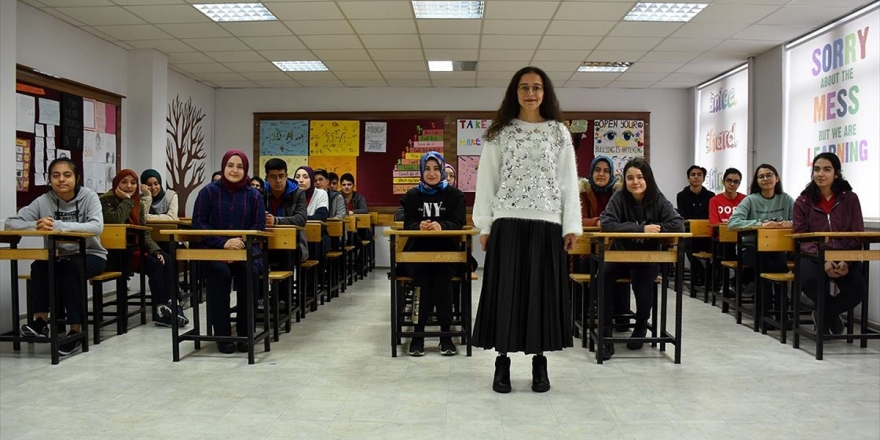 Protez Bacakla 'İlk Adım' Heyecanı Yaşayan Buket Öğretmen Öğrencilerine Kavuştu