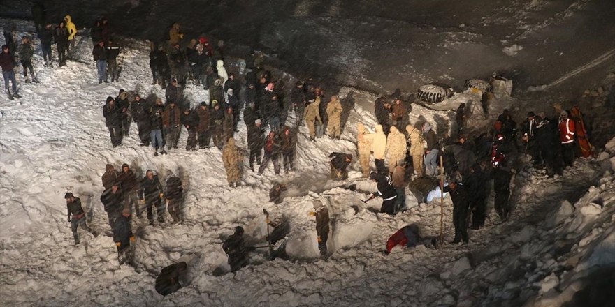 Van Bahçesaray'da Üzerine Çığ Düşen Minibüsten 5 Kişi Kurtarıldı