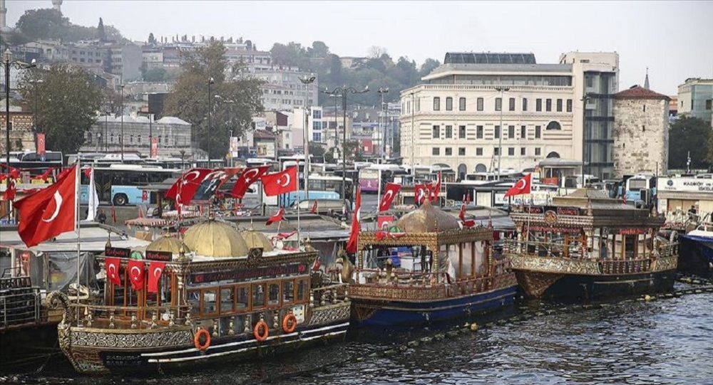 Tahliye kararı kaldırıldı: Eminönü'ndeki tekneler balık-ekmek satabilecek