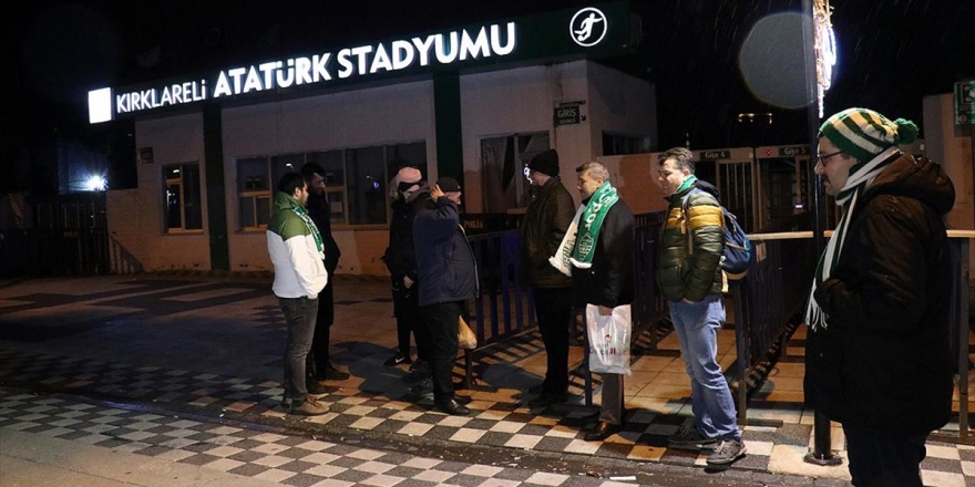 GMG Kırklarelispor-Fenerbahçe Maçı Öncesi Bazı Taraftarlar Geceyi Stat Önünde Geçirdi
