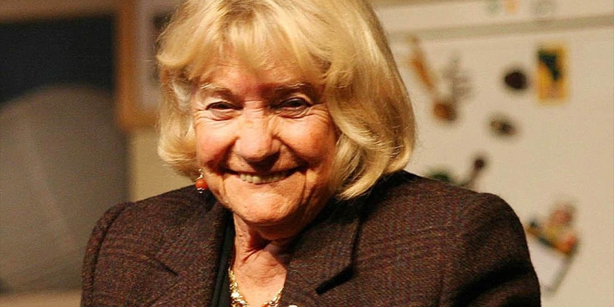 Tiyatronun Cadısı: Macide Tanır