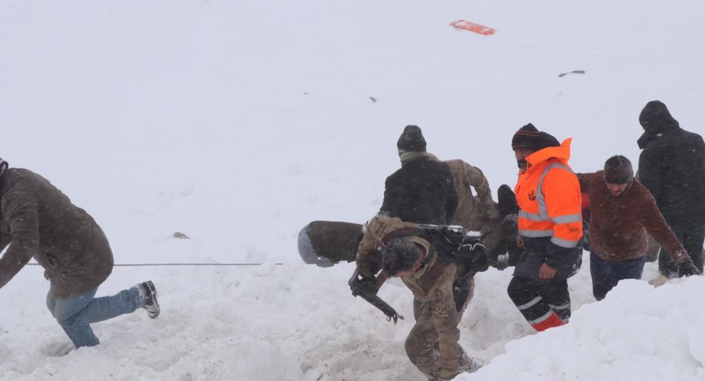 Van'da çığ altında kalanları arayan ekibin üstüne çığ düştü: 12 ölü