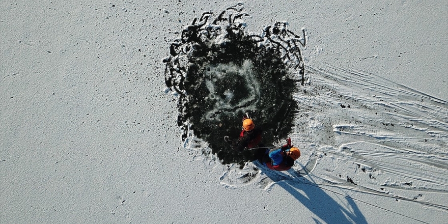 Buz Tutan Porsuk Çayı'nda 'Kurtarma' Tatbikatı