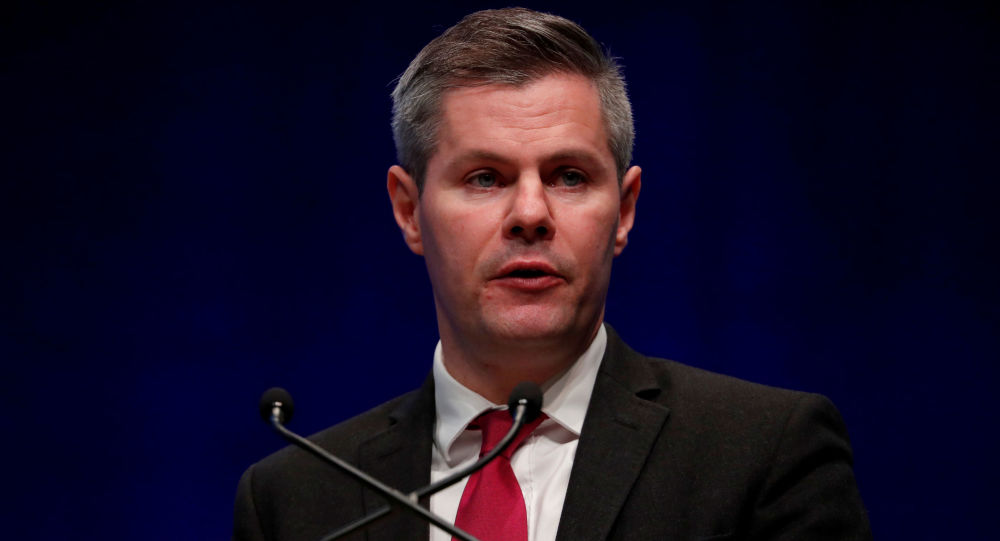 İskoçya Maliye Bakanı, 16 yaşındaki bir çocukla mesajlaştığı iddiaları üzerine istifa etti