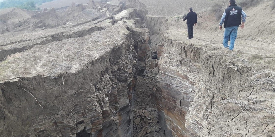 Adana'da İki Mahallede Heyelan Oldu