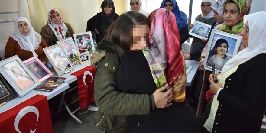 Teröristlerden Kaçıp Güvenlik Güçlerine Teslim Olan Kız Diyarbakır Annelerini Ziyaret Etti