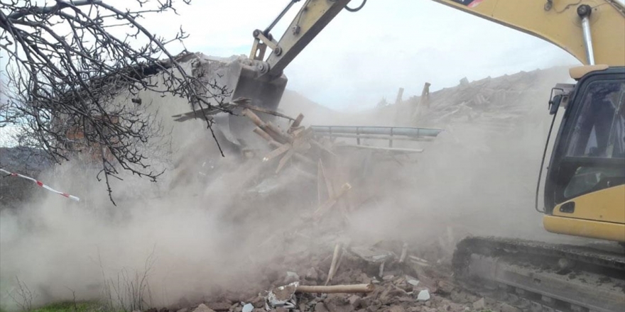 Malatya'da Ağır Hasarlı Evler Kontrollü Yıkıldı
