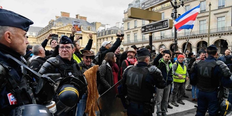 Fransa'da Sarı Yeleklilerin Gösterilerinde 32 Kişi Gözaltına Alındı