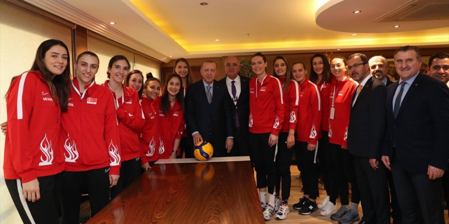 Cumhurbaşkanı Erdoğan, A Milli Kadın Voleybol Takımı Oyuncularıyla Bir Araya Geldi