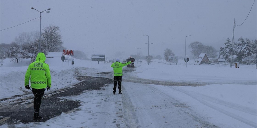 Bolu Dağı'nda Yoğun Kar Yağışı Devam Ediyor