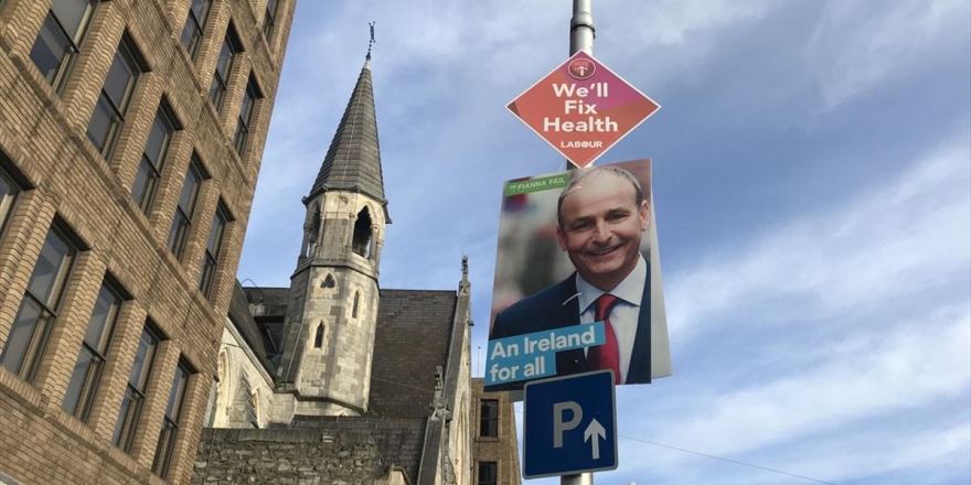 İrlanda'da Erken Genel Seçimde 3 Parti Yarışı Başa Baş Götürüyor