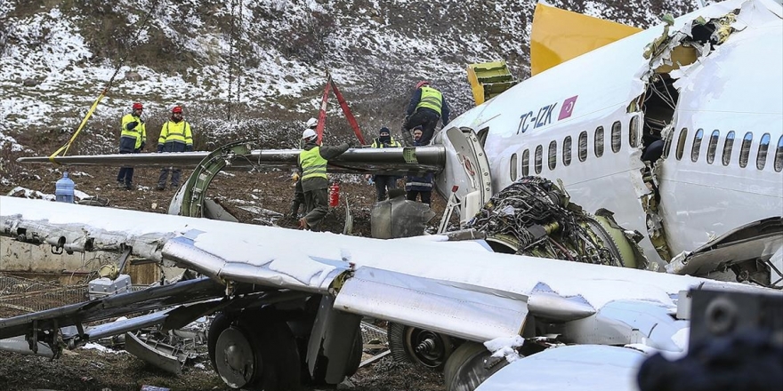 Pistten Çıkan Uçağın Enkazını Kaldırma Çalışmaları Sürüyor