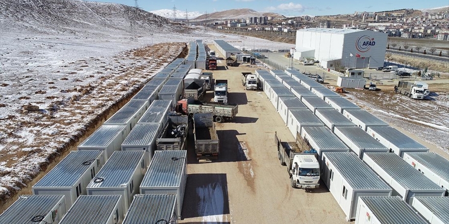 Elazığ'da Depremzedelerin Yaraları Sarılıyor