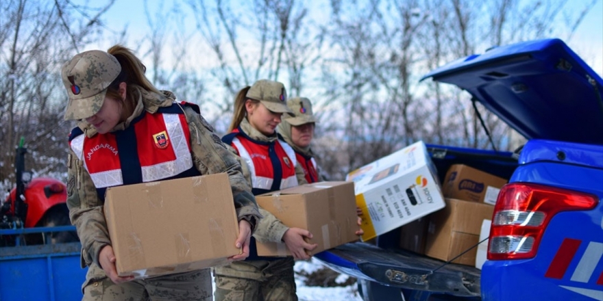 Malatya'da Jandarma Depremzedeleri Yalnız Bırakmıyor