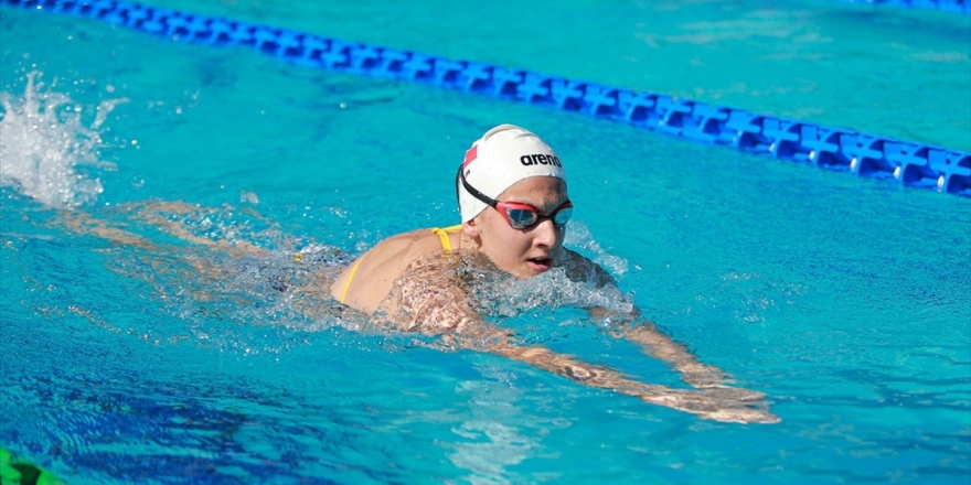 Milli Yüzücü Beril Böcekler Fransa'da Şampiyon Oldu