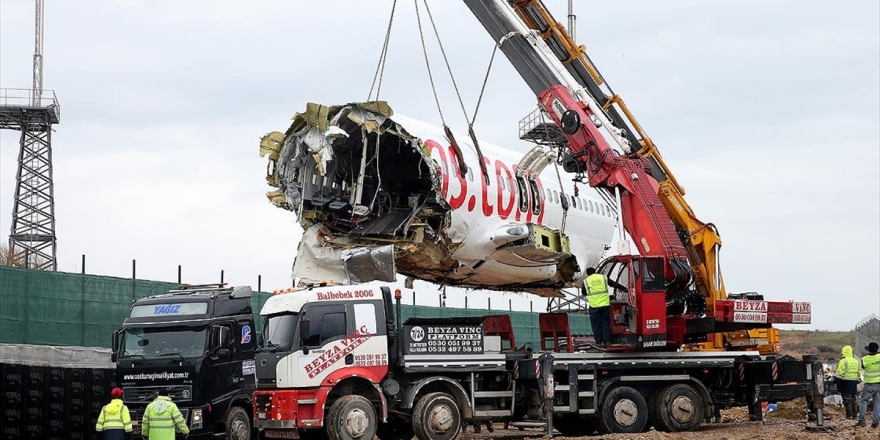 Pistten Çıkan Uçağın Gövdesi Enkaz Alanından Kaldırıldı