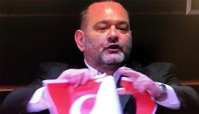AP'de Türk Bayrağını yırtan Yunan vekile Ceza mı? Ödül mü?