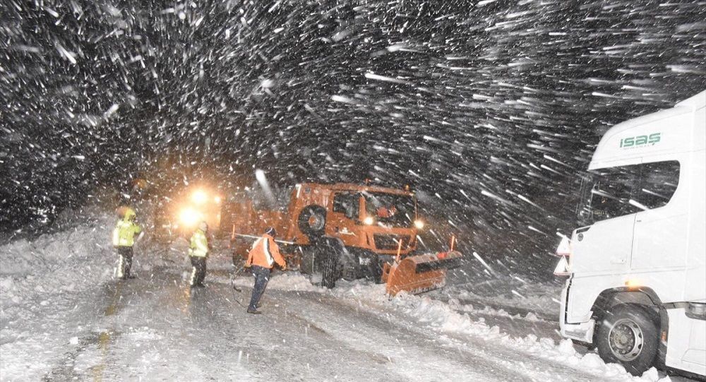 Trabzon-Gümüşhane karayolu Zigana Dağı mevkisinde çığ düştü