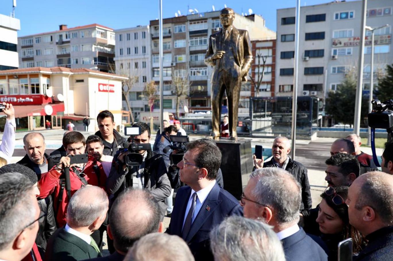 İmamoğlu, Bayrampaşa Belediyesi önündeki Atatürk heykelini beğenmedi: Gençliği yansıtan bir çalışma yapılabilir