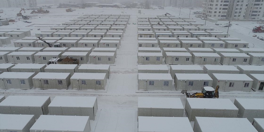 Depremzedeler İçin Konteyner Kent Kurulumu Kar Yağışına Rağmen Sürüyor