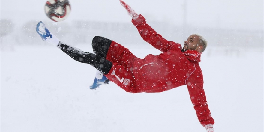 Kupa Maçının Oynanacağı Yeni 4 Eylül Stadı'nın Zemini Karla Kaplandı