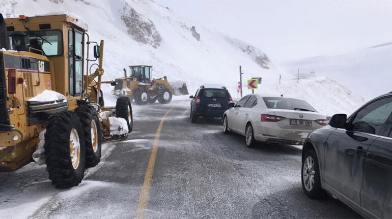 Artvin- Ardahan yoluna çığ düştü! Çok sayıda ekip sevk edildi
