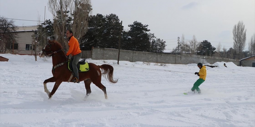 Kayakçıların 'Atlı Board' Keyfi