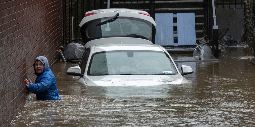 İngiltere'de Dennis Fırtınası 3 Kişinin Ölümüne Yol Açtı
