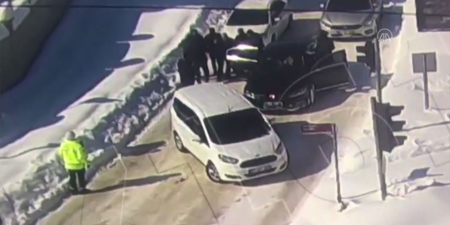 Van'da Hdp'li Vekilin Aracında Yakalanan Kişi Terör Olayının Zanlısı Çıktı