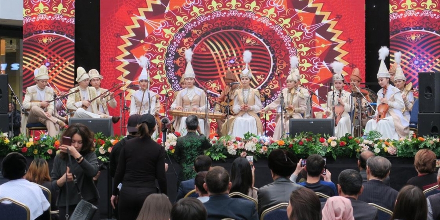 Kazakistan'da Geleneksel Halk Müzik Grubu Aralıksız 75 Ezgi Çaldı