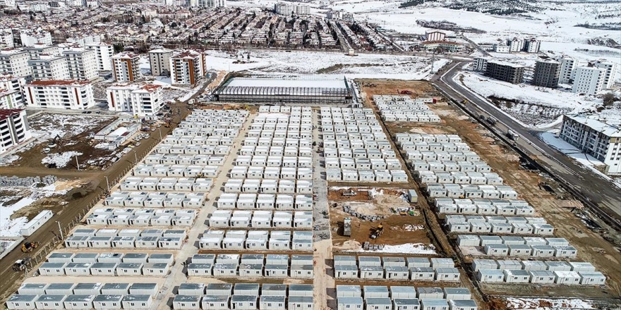 Depremzedelerin Yaralarının Sarılması İçin Hummalı Çalışma