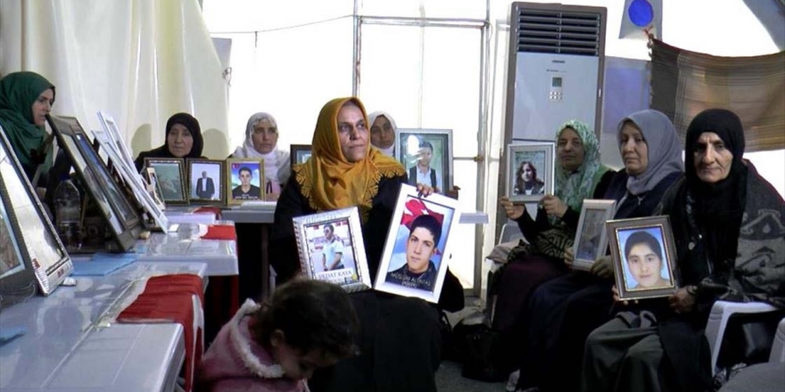 Kızına Kavuşmanın Sevincini Oturma Eylemi Yapan Annelerle Paylaştı