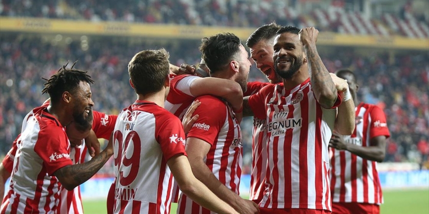 Antalyaspor Evindeki 7 Maçlık Galibiyet Hasretini Sonlandırdı