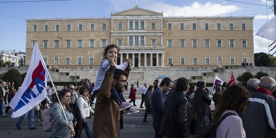 Yunanistan'da 24 Saatlik Memur Grevi Hayatı Felç Etti
