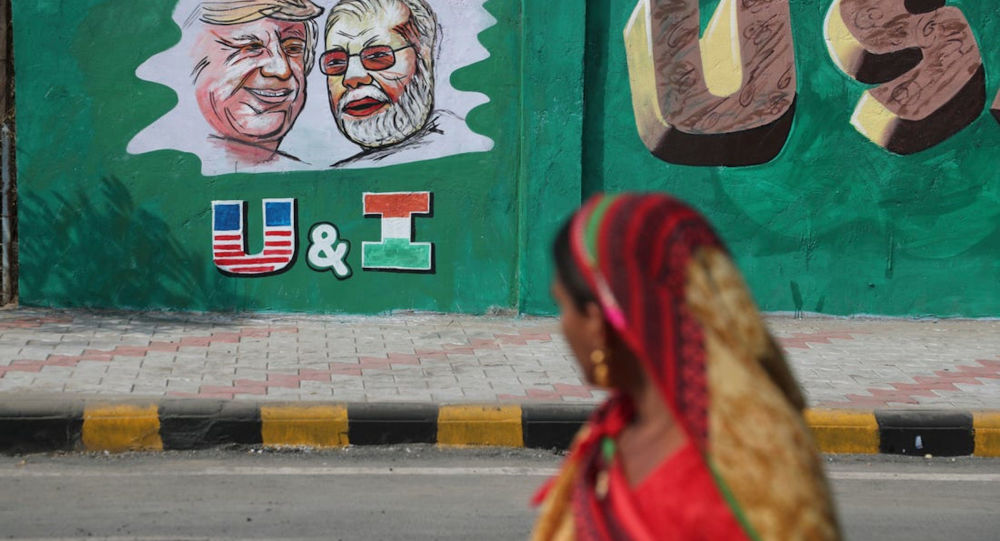 Hindistan'da Trump'ın ziyareti öncesi gecekonduların önüne duvar örüldü