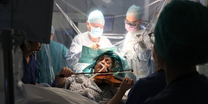 İngiltere'de Bir Müzisyen Beyin Ameliyatı Sırasında Keman Çaldı