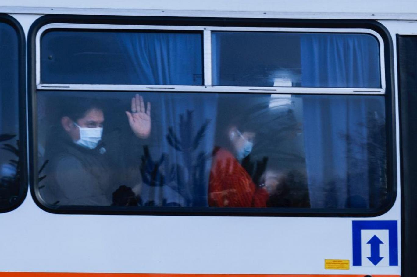 Ukrayna’da Çin’in Vuhan kentinden getirilenleri taşladılar