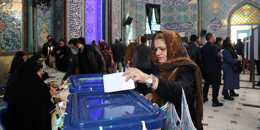 İran'da Seçime Katılım Yüzde 42,57 Oldu