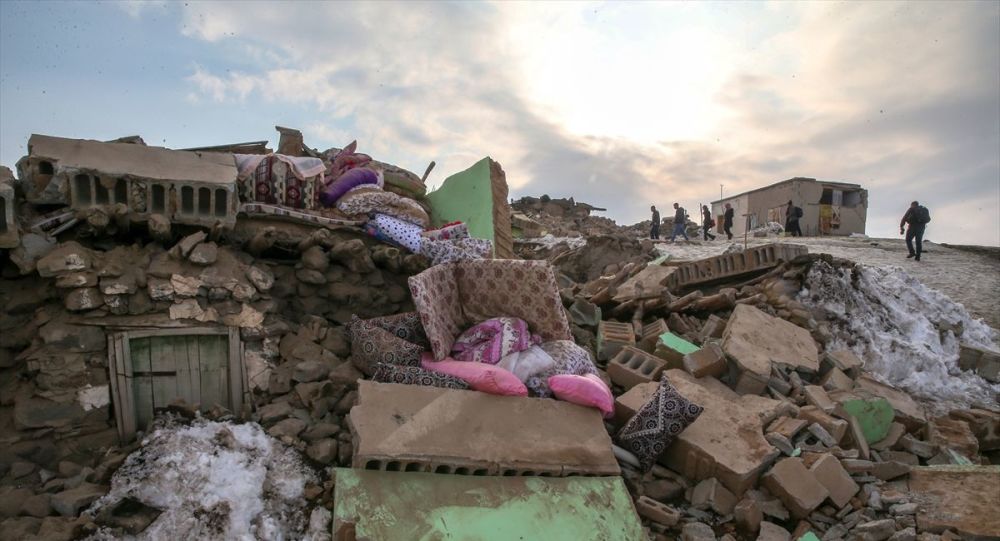 İran'da 5.7 büyüklüğündeki yeni deprem Van'da paniğe neden oldu