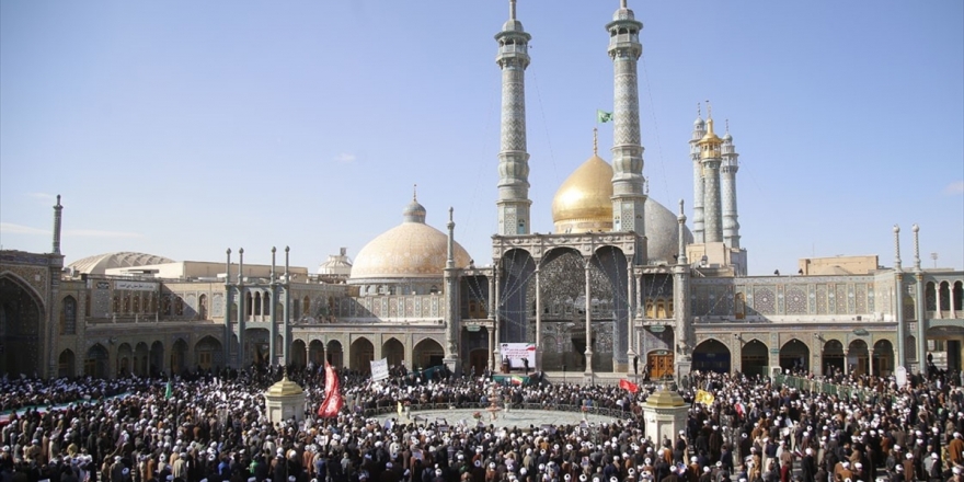 İran'ın Kum Kentinde Koronavirüs Nedeniyle Türbe Ziyaretine Sınırlama
