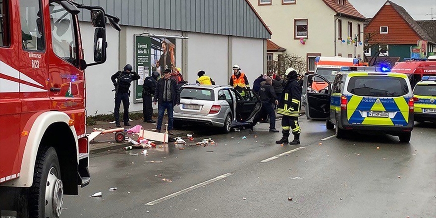 Almanya’da Karnaval Geçidi Sırasında Bir Araç Kalabalığın Arasına Daldı