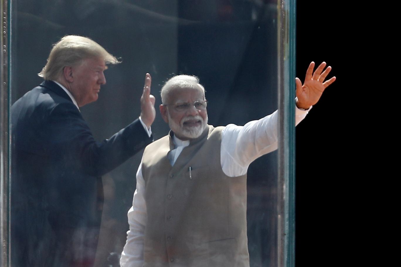 ABD Başkanı Trump’ı, Hindistan’da 100 bin kişi dinledi