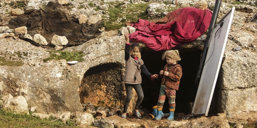 Mağaraya Sığınan İdlibli Aile Sırtlanlara Karşı Nöbet Tutuyor