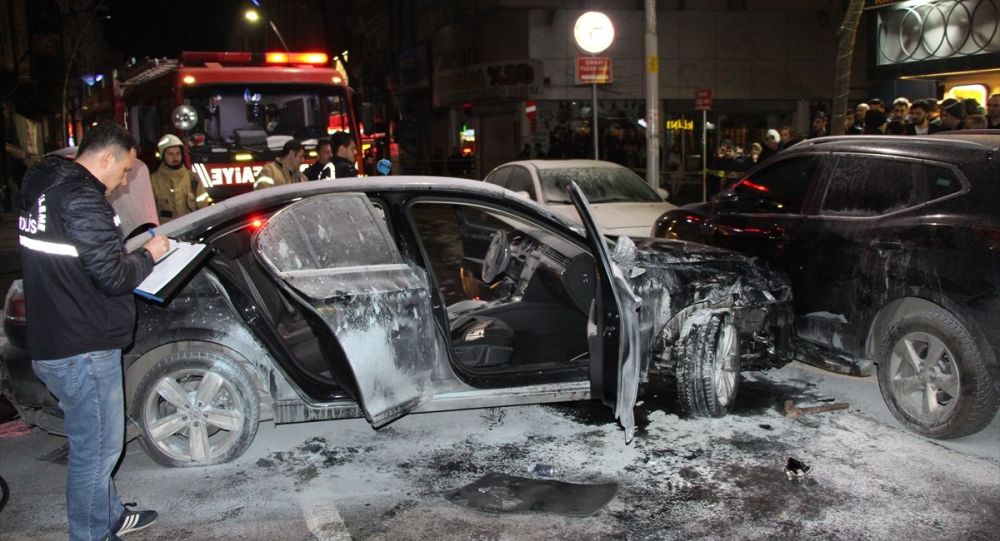 Sultangazi'de çok sayıda araca çarpan sürücü ortalığı savaş alanına çevirdi, linçten polis yardımıyla kurtuldu