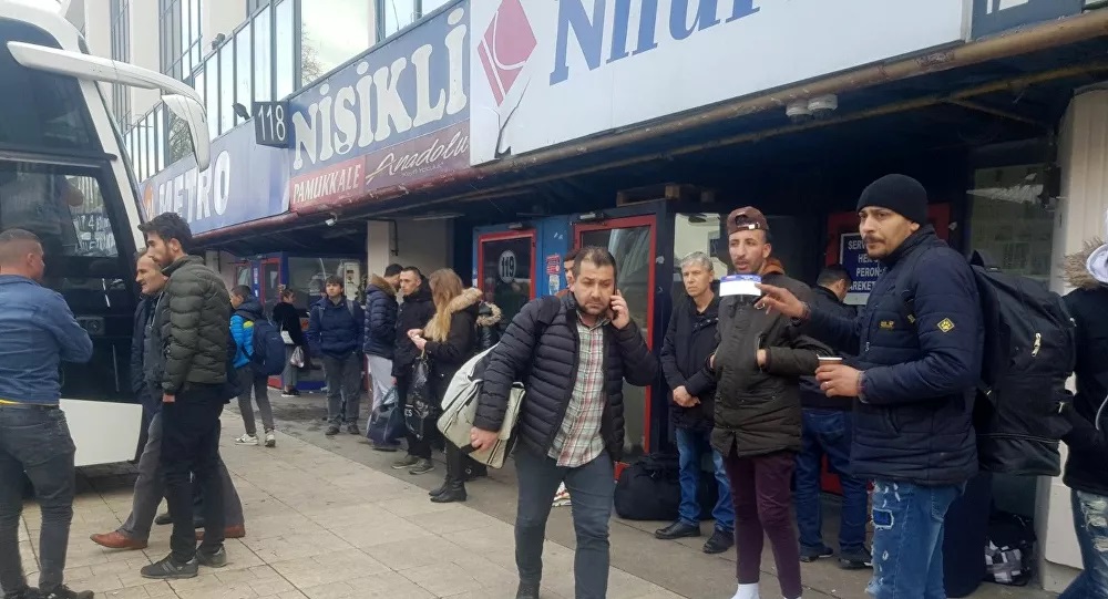 Avrupa'ya gitmek isteyen sığınmacılar, Esenler Otogarı’nda yoğunluk oluşturdu