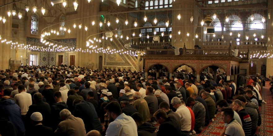 Tüm Camilerde 'Birlik Ve Beraberlik' Konulu Cuma Hutbesi Okunacak