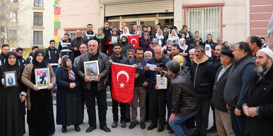 Evlat Nöbetini Sürdüren Aileler 33 Askerin Şehit Düştüğü Saldırıyı Kınadı